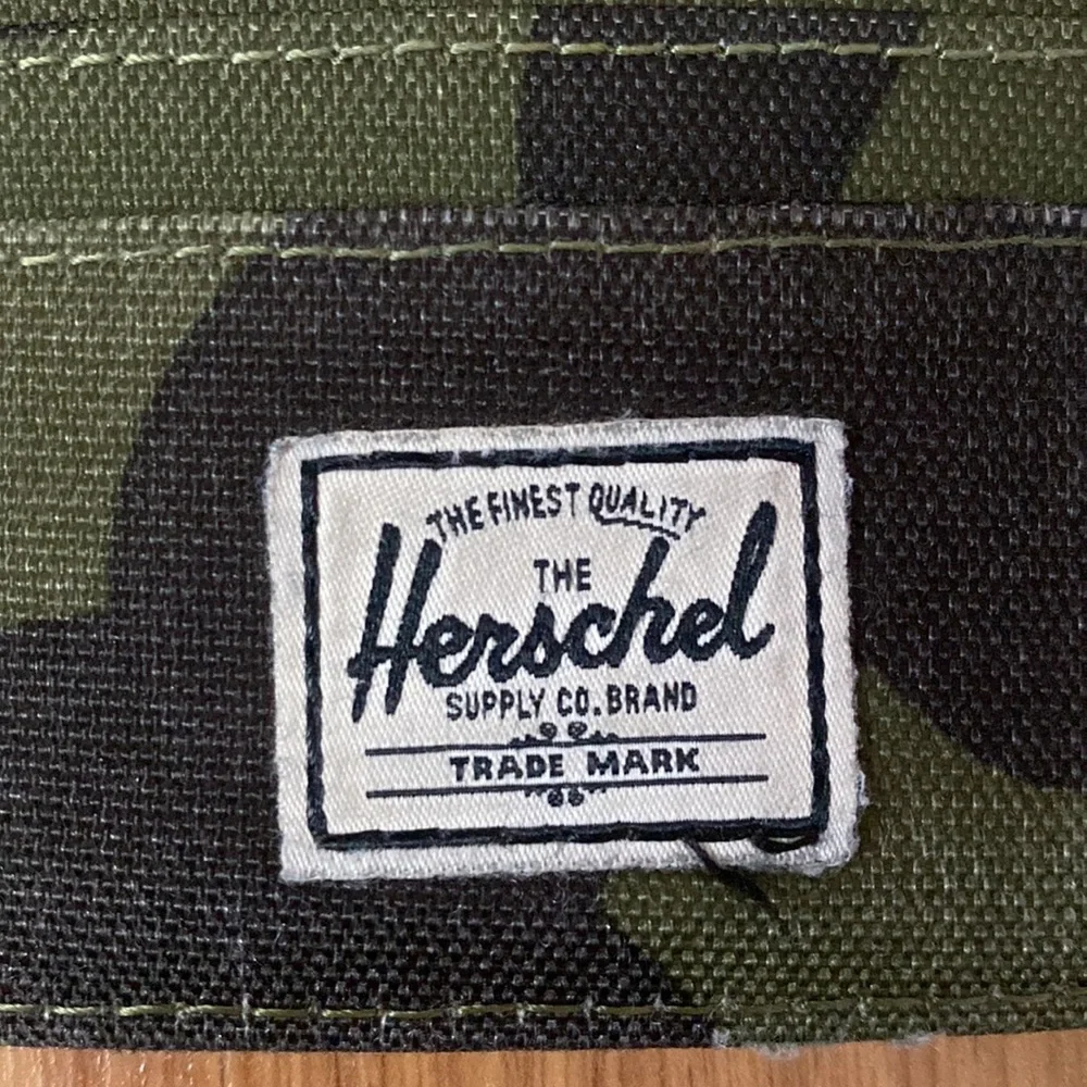 ❤️ Herschel Camo Wallet Card Holder